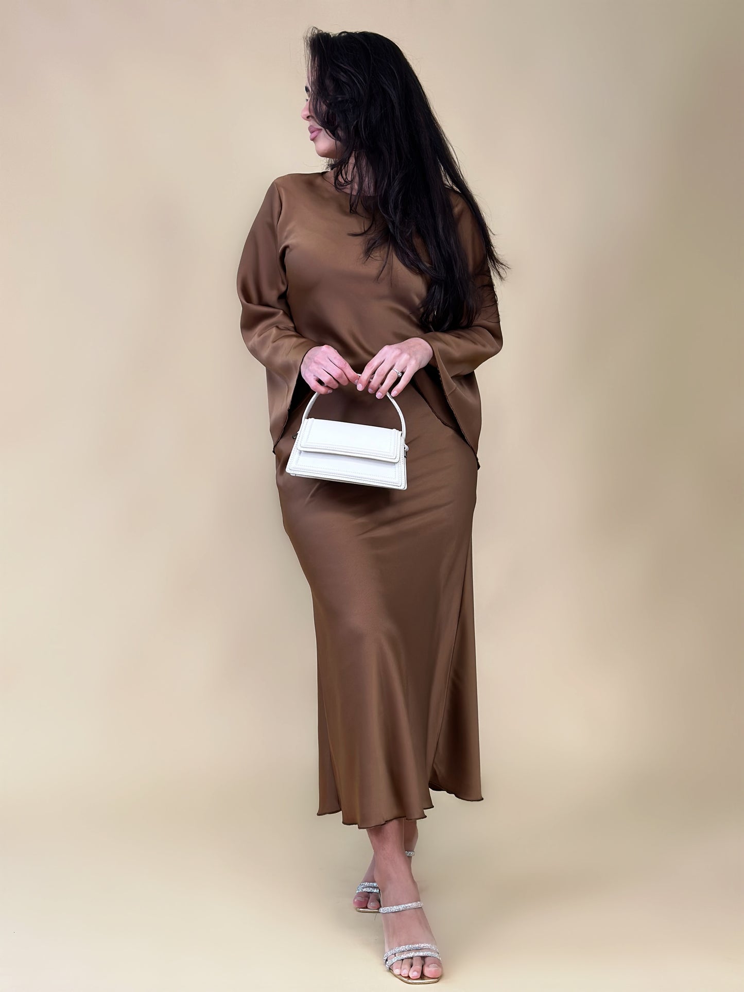 Robe satinée marron